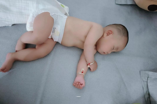 广元几个月宝宝会抬头